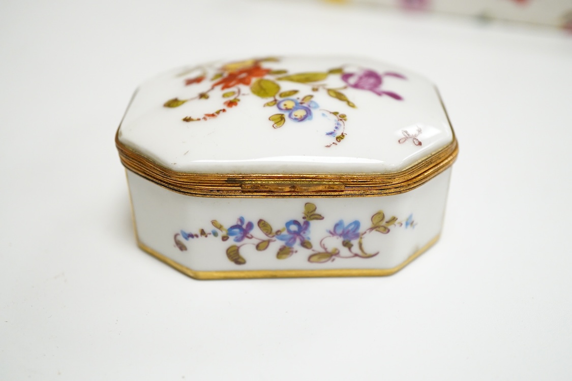 Three early 20th century French porcelain snuff boxes with floral decoration, 7cm wide